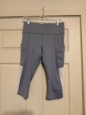 Athleta Gray and White Capris with Side Pockets